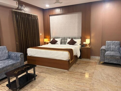 Raj Hussain Landmark Hotel