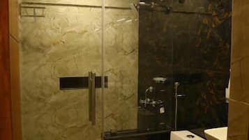 Deluxe Double Room | Bilik Mandi | Pancuran mandi, kelengkapan dandanan diri percuma, tuala disediakan