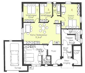 Ein Grundriss mit Wohnzimmer, Küche, zwei Schlafzimmern, einem Badezimmer, einem Arbeitszimmer, einer Diele, einer Garage und einem privaten Bereich.