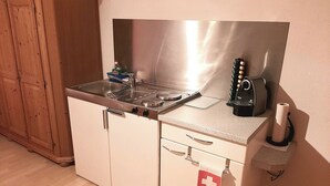 Een koelkast, een microgolfoven, een oven, een vaatwasser