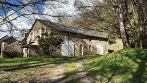 Exterior - Charming Stone House on French Château Estate with A/C (Montsûrs)