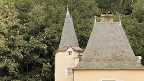 Ein Gebäude mit einem Turm und einem großen Fenster mit Fensterläden.