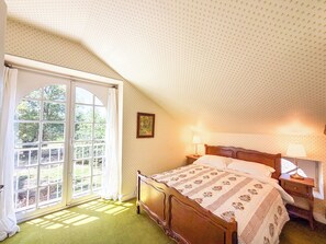 Desk, iron/ironing board, travel cot, free WiFi - Charming Stone House on French Château Estate with A/C (Montsûrs)