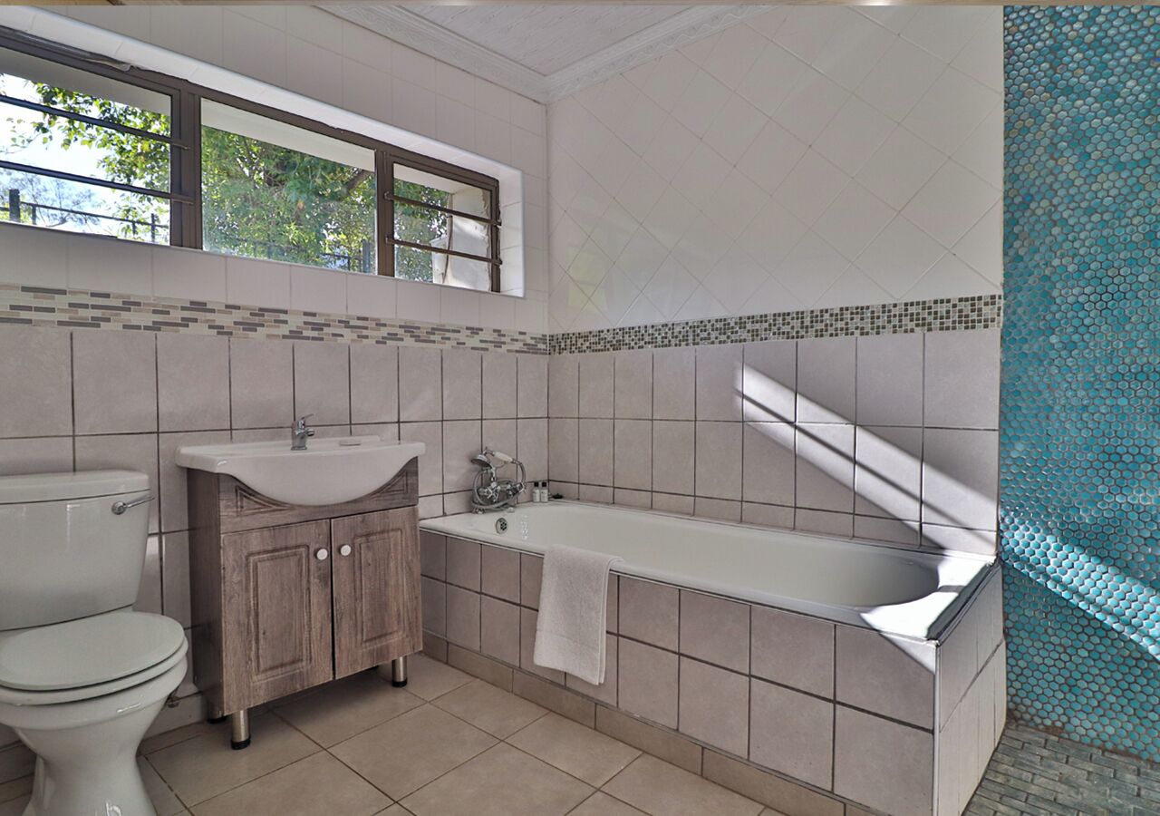 Kahden hengen deluxe-huone (kaksi sänkyä), patio, näköala puutarhaan | Kylpyhuone | Suihku, ilmaiset hygieniatuotteet, hiustenkuivaaja, pyyhkeet