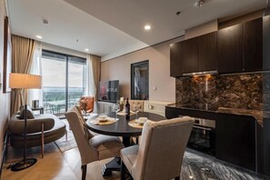 Deluxe-Apartment, Balkon | Speisen