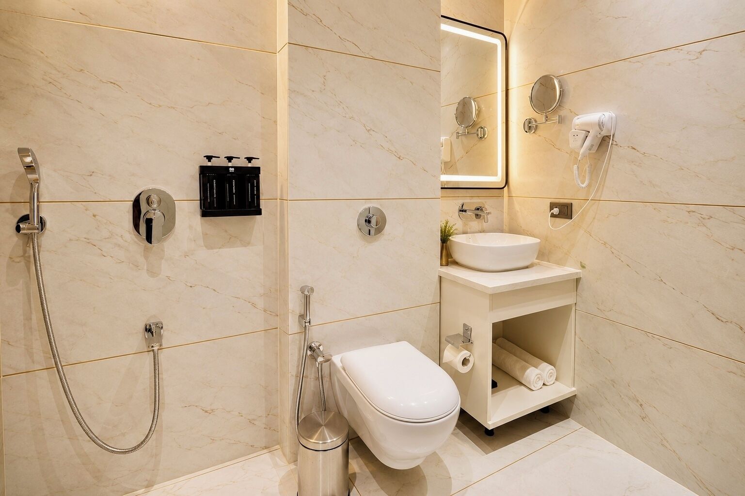 Un baño moderno con inodoro, lavamanos y ducha.