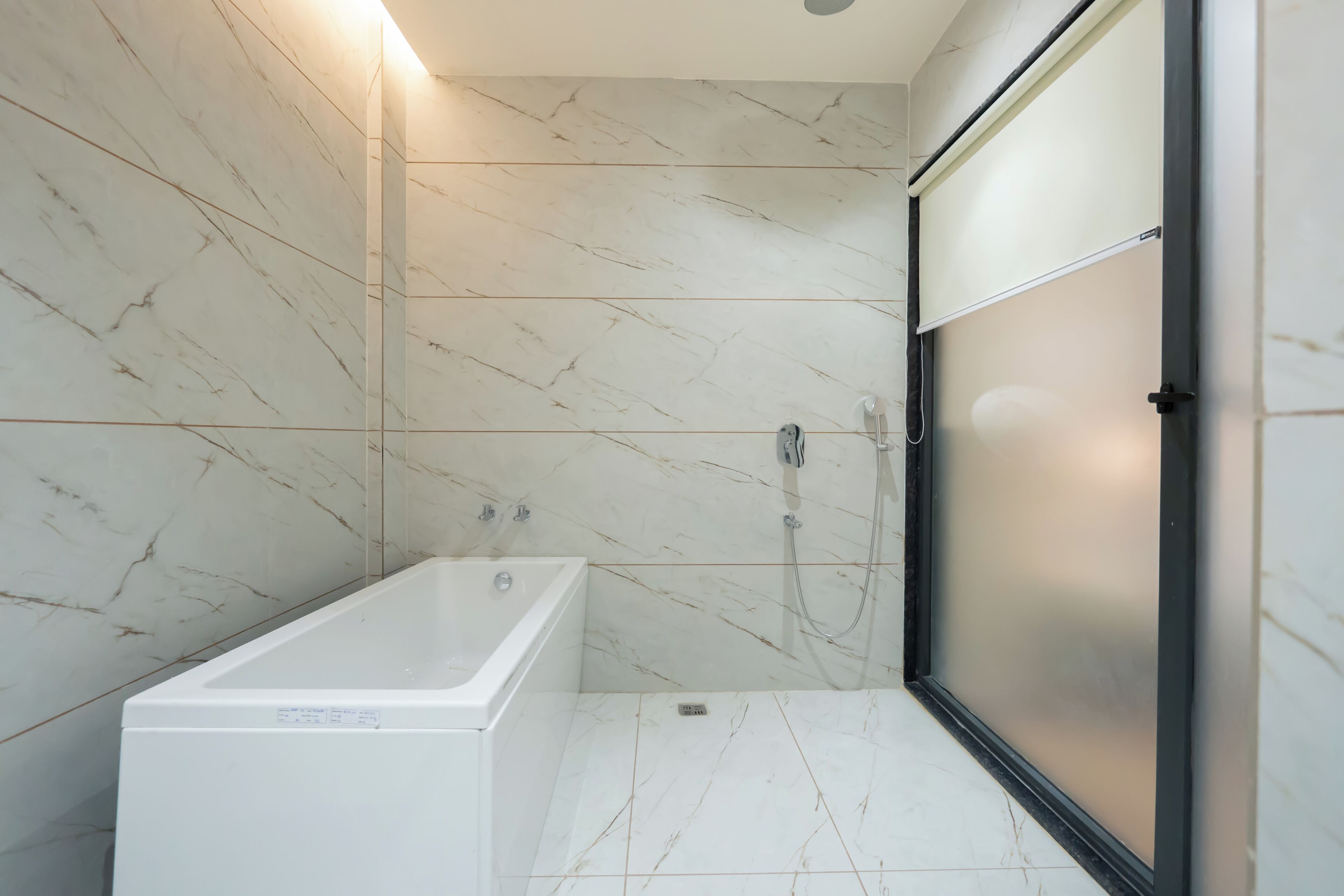 Signature suite, uitzicht op de stad | Badkamer | Een douche, een haardroger, handdoeken, zeep