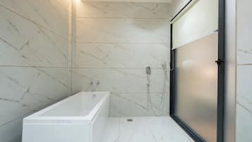 Signature suite, uitzicht op de stad | Badkamer | Een douche, een haardroger, handdoeken, zeep