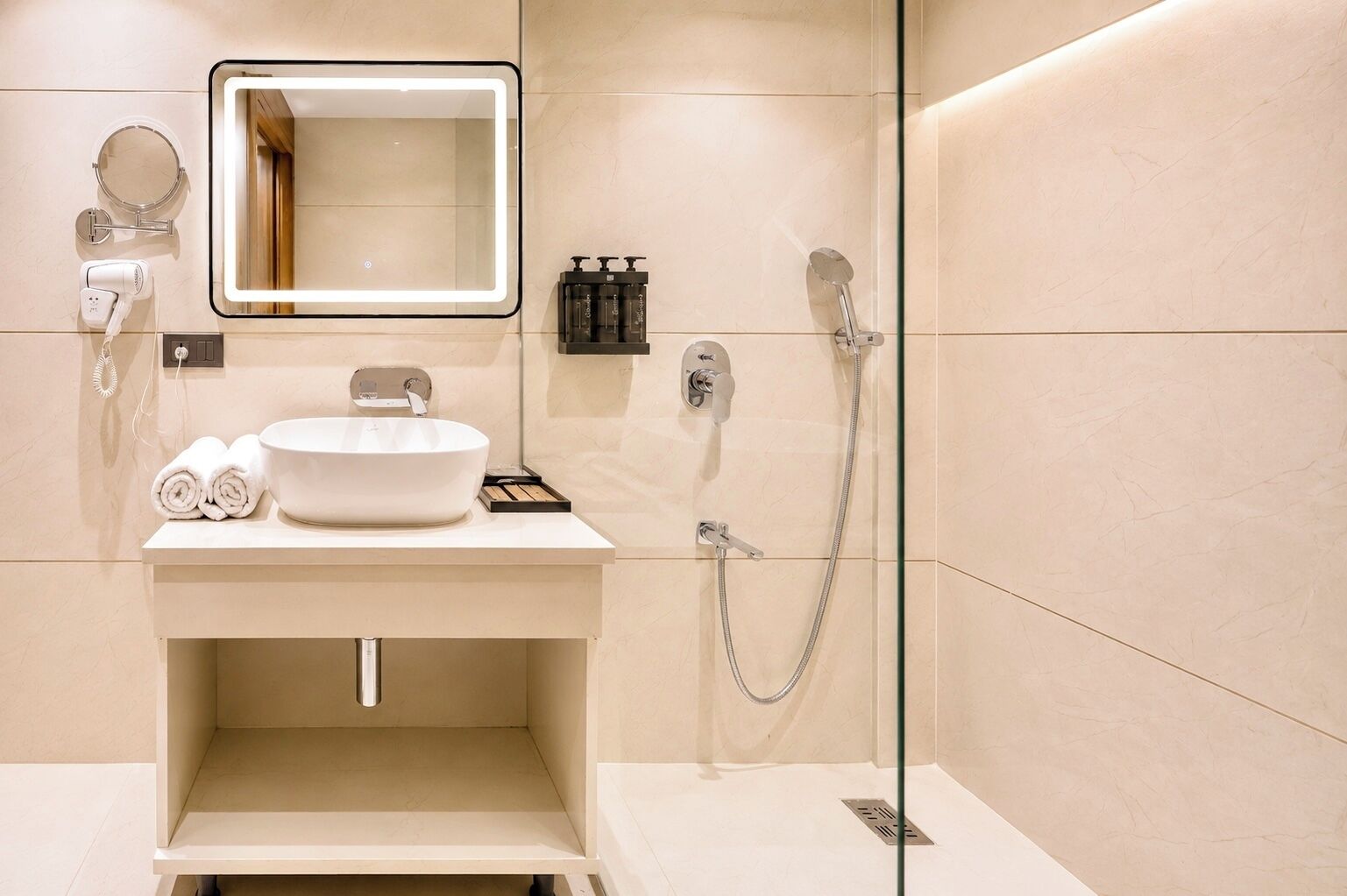 Deluxe Room | Bathroom | Shower, rainfall showerhead, hair dryer, towels