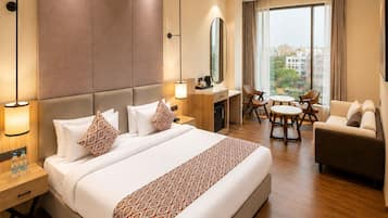 Signature suite, uitzicht op de stad | Een kluis op de kamer, een bureau, een laptopwerkplek