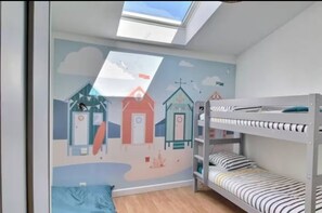 Desk, iron/ironing board, travel cot, free WiFi - Chic House with Hot Tub—Near the Beaches of Locmaria (Locmaria-Plouzané)