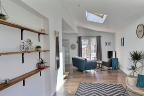 Living area - Chic House with Hot Tub—Near the Beaches of Locmaria (Locmaria-Plouzané)