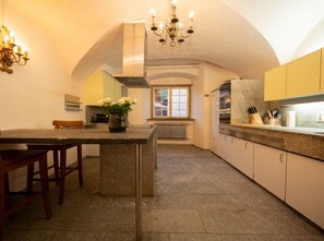 Kühlschrank, Mikrowelle, Ofen, Kochgeschirr/Geschirr/Besteck