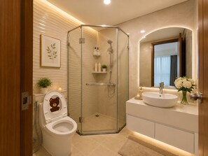 Bañera de hidromasaje, secador de pelo, bidet, toallas
