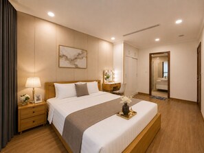 Tabla de planchar con plancha, acceso a internet y ropa de cama 