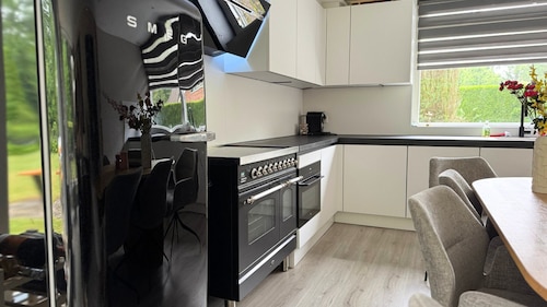 A cozy yet spacious 8-person vacation home in the heart of Drenthe, tucked away among the trees in Gasselte. Whether you’re coming for a weekend for two or with the whole family, De Luwte is the perfect place to unwind. De Luwte is charming, bright,