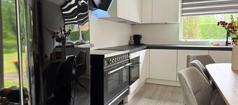 A cozy yet spacious 8-person vacation home in the heart of Drenthe, tucked away among the trees in Gasselte. Whether you’re coming for a weekend for two or with the whole family, De Luwte is the perfect place to unwind. De Luwte is charming, bright,
