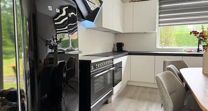 A cozy yet spacious 8-person vacation home in the heart of Drenthe, tucked away among the trees in Gasselte. Whether you’re coming for a weekend for two or with the whole family, De Luwte is the perfect place to unwind. De Luwte is charming, bright,