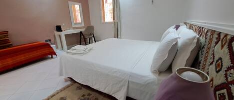 Chambre Confort double, vue sur le jardin | Coffre-fort, accès au Wi-Fi (inclus)