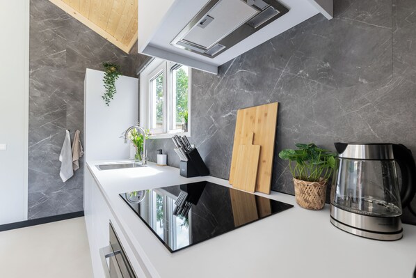 Wasserkocher mit Kaffee-/Teezubehör, Kühlschrank, Ofen, Herdplatte