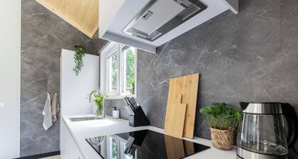 This new wooden cottage offers peace and relaxation. Take a dip in the hot tub, grill a steak on the barbecue, or retreat to the loft with a good book. The cottage is fully equipped for a carefree vacation or weekend getaway.