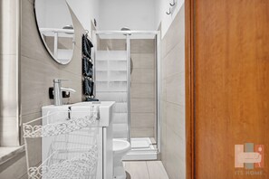 Secador de pelo, toallas, papel higiénico