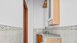 Ein Badezimmer mit Waschbecken, Spiegel und Schrank.