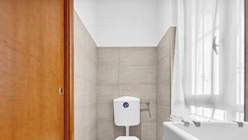 Haartrockner, Handtücher, Toilettenpapier
