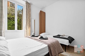 Tabla de planchar con plancha, acceso a internet y ropa de cama