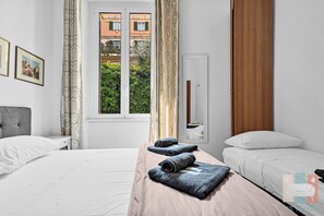 Tabla de planchar con plancha, acceso a internet y ropa de cama