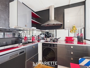 Coffee/tea maker, fridge, microwave, dishwasher - -OPALE- Studio with ocean view, balcony, and parking (Concarneau)