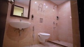 Doppelzimmer, Blick auf den Innenhof | Badezimmer | Dusche, kostenlose Toilettenartikel, Handtücher, Seife