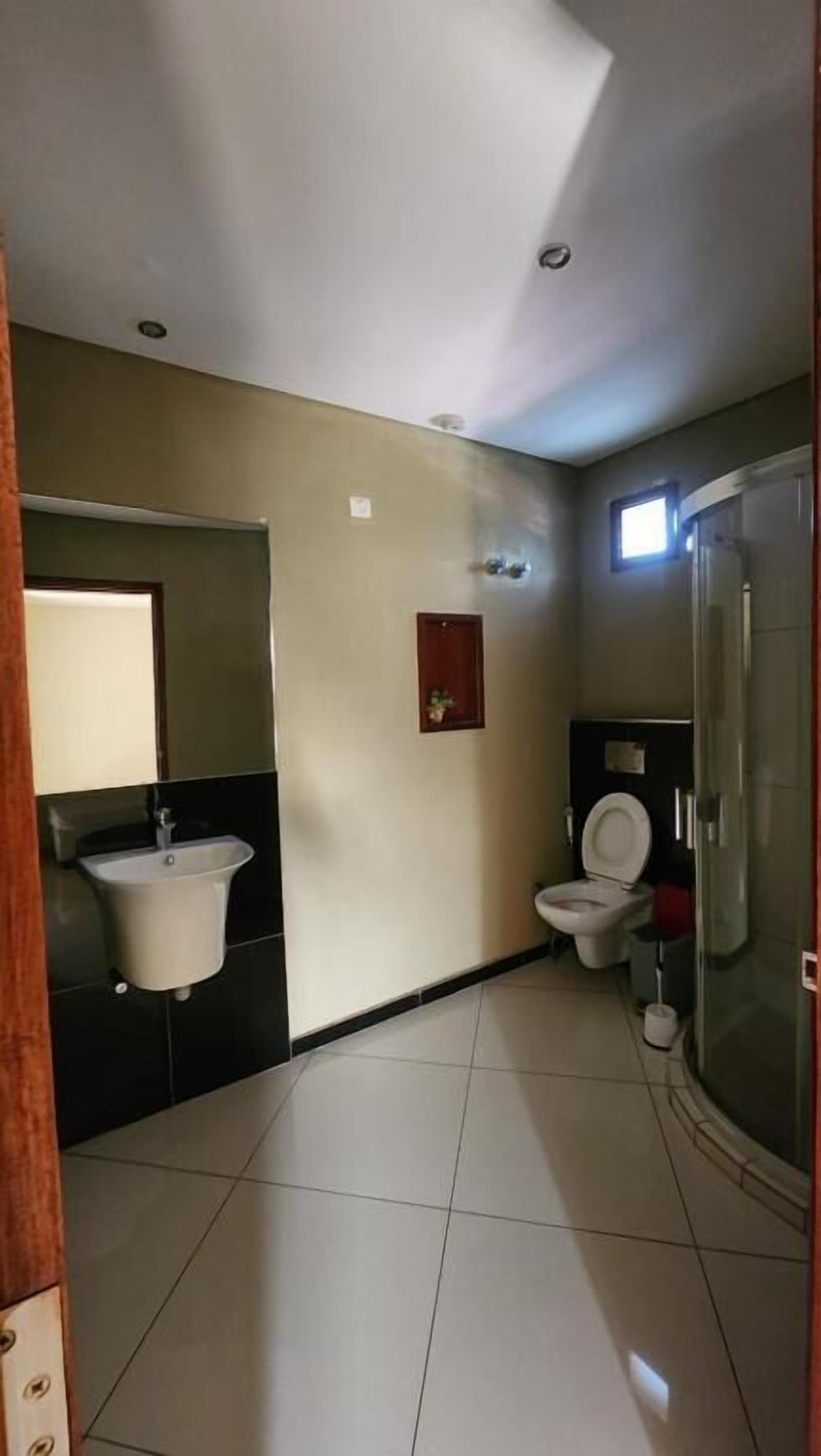 Family Quadruple Room | Bathroom | Shower, towels, soap, shampoo