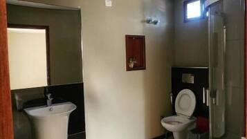 Family Quadruple Room | Bathroom | Shower, towels, soap, shampoo