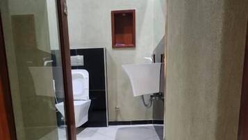 Standard Double Room | Bathroom | Shower, towels, soap, shampoo