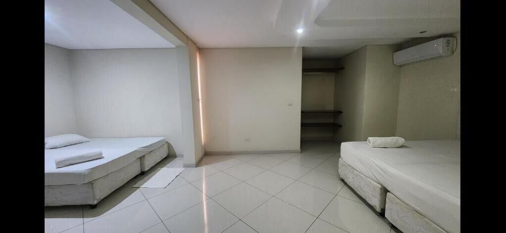Chambre quadruple familiale | Bureau, accès au Wi-Fi (inclus)