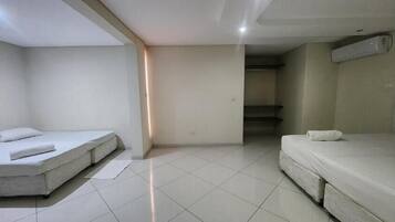 Family Quadruple Room | Desk, WiFi (free)