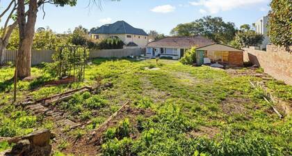 Charming Garden Retreat: Peaceful Oasis with Vintage Character