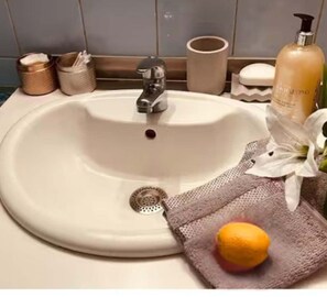 Haartrockner, Handtücher, Seife, Toilettenpapier