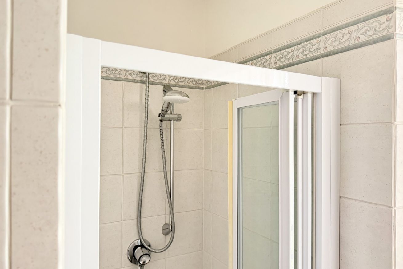 Douche, bidet, serviettes fournies