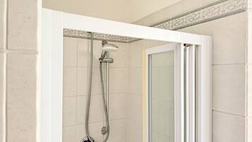 Douche, bidet, serviettes fournies