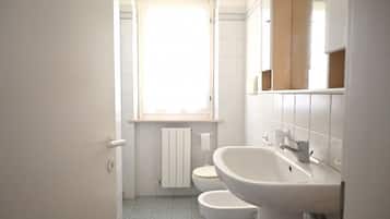 Regadera, bidet, toallas