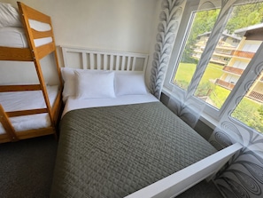 2 habitaciones, tabla de planchar con plancha y cuna de viaje