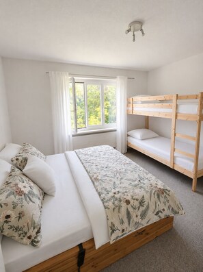 2 bedrooms, iron/ironing board, travel crib, WiFi (free) - Family Chalet Near Lenzerheide - Hiking (Churwalden)