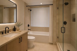 Apartemen Comfort | Kamar mandi | Perlengkapan mandi gratis, pengering rambut, handuk, dan sabun