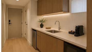 Apartemen Comfort | Dapur pribadi | Lemari es, microwave, oven, dan kompor