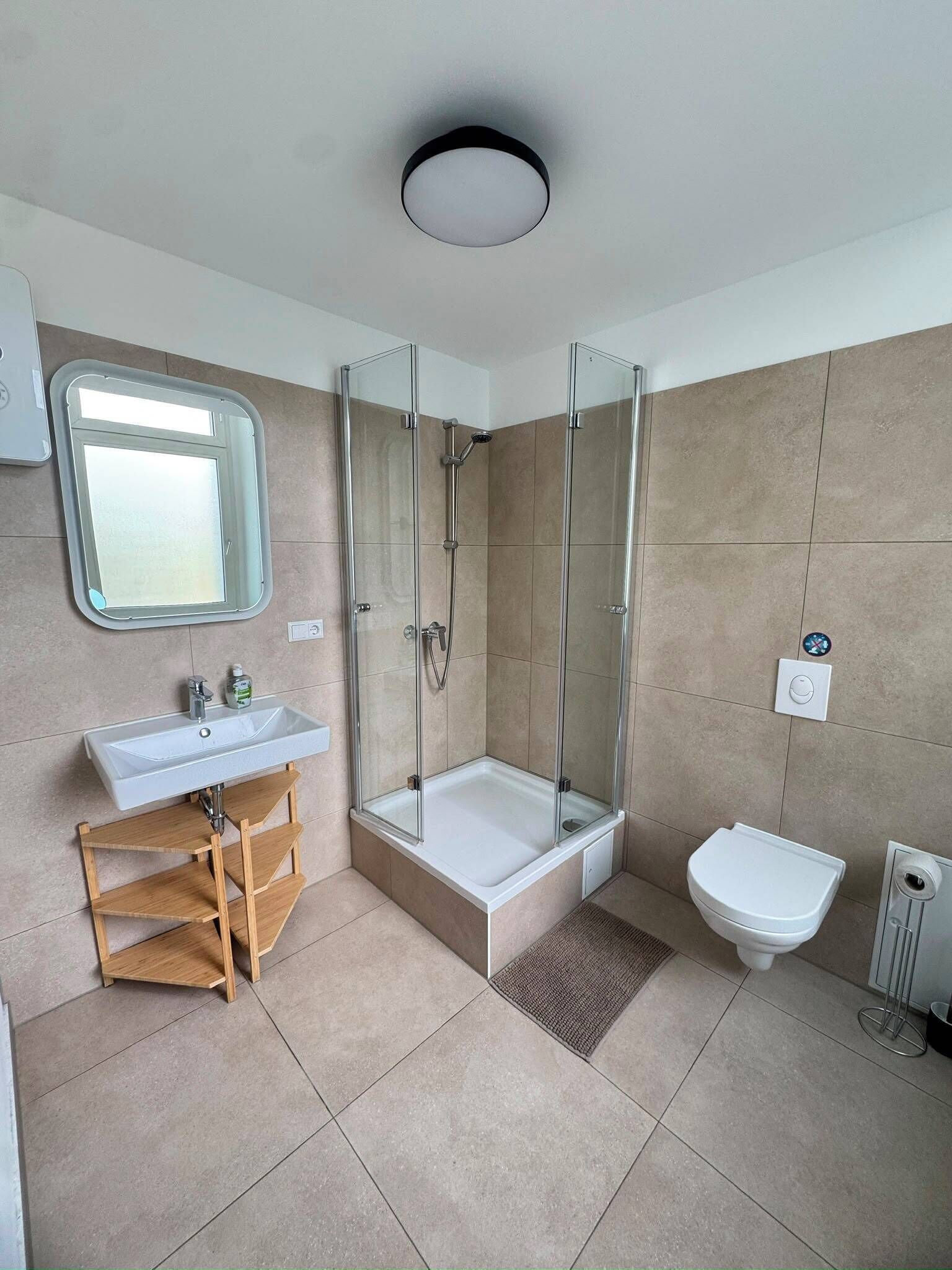 Een douche, handdoeken, toiletpapier
