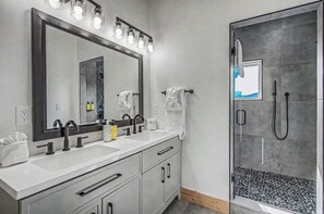 Hair dryer, towels, soap, toilet paper - Brand new chalet with indoor pool (Gatlinburg)