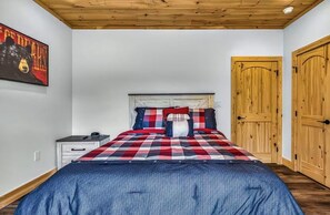 WiFi, bed sheets - Brand new chalet with indoor pool (Gatlinburg)