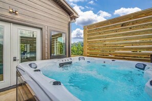 Outdoor spa tub - Brand new chalet with indoor pool (Gatlinburg)